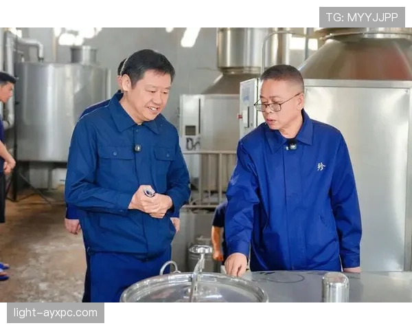 吴向东在朋友圈里活成了土豪公子,刷到我开始怀疑人生