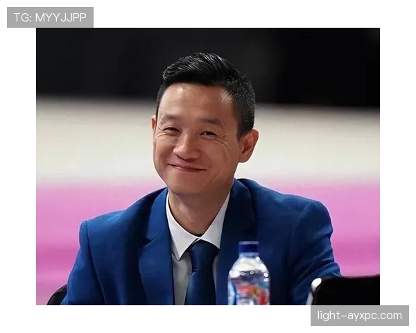 杨威街上穿运动短裤拎着名牌包，路人：这谁家的体育老师