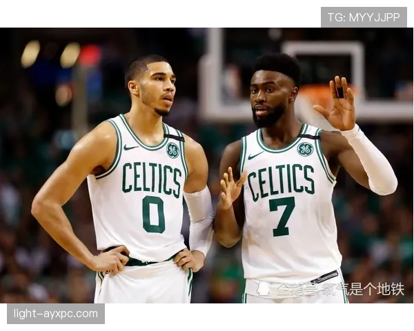 特雷·杨这日常穿搭根本不像NBA的，像刚下班打卡的邻家大哥啊！